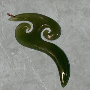 Dark Green Carved Jade Koru Pendant – Māori Style Amulet for Growth & Harmony